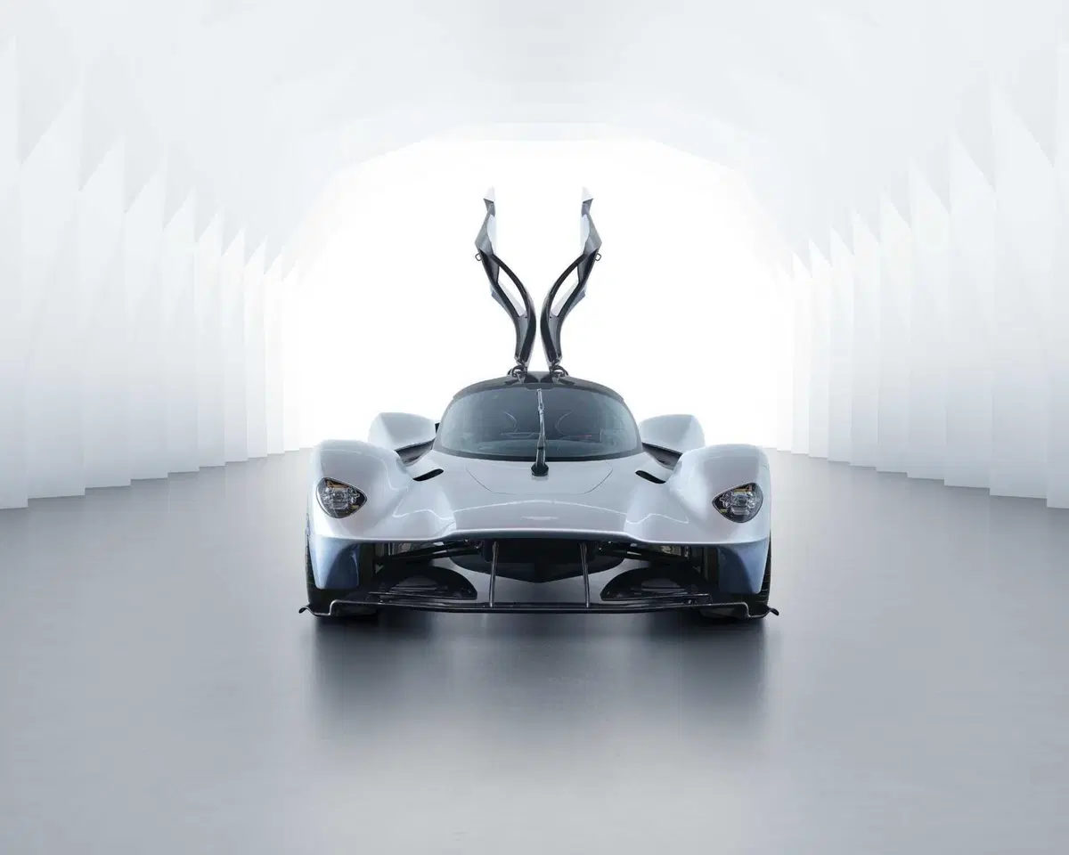 Aston Martin Valkyrie (2)