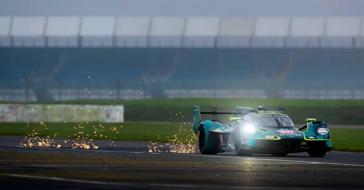Aston Martin Valkyrie a rischio incendio: ma serve fare sei cose nello stesso istante