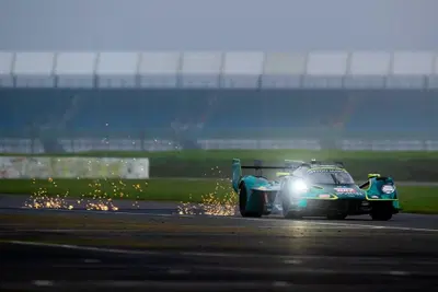 Aston Martin Valkyrie a rischio incendio: ma serve fare sei cose nello stesso istante