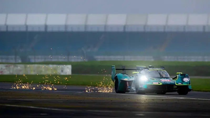 Aston Martin Valkyrie a rischio incendio: ma serve fare sei cose nello stesso istante