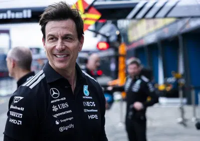 F1. Briatore mi ha chiamato: voleva il motore più forte e ha scoperto che la Mercedes non lo è. Wolff e il caso ADUO: Ho l'allergia al BoP