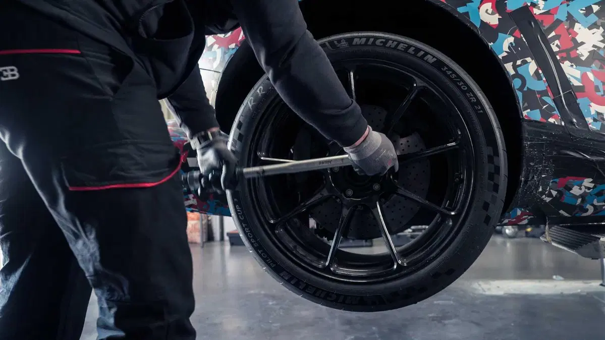 Bugatti Tourbillon, il segreto da 1.800 CV è grande quanto una mano: viaggio dentro lo sviluppo degli pneumatici Michelin (4)