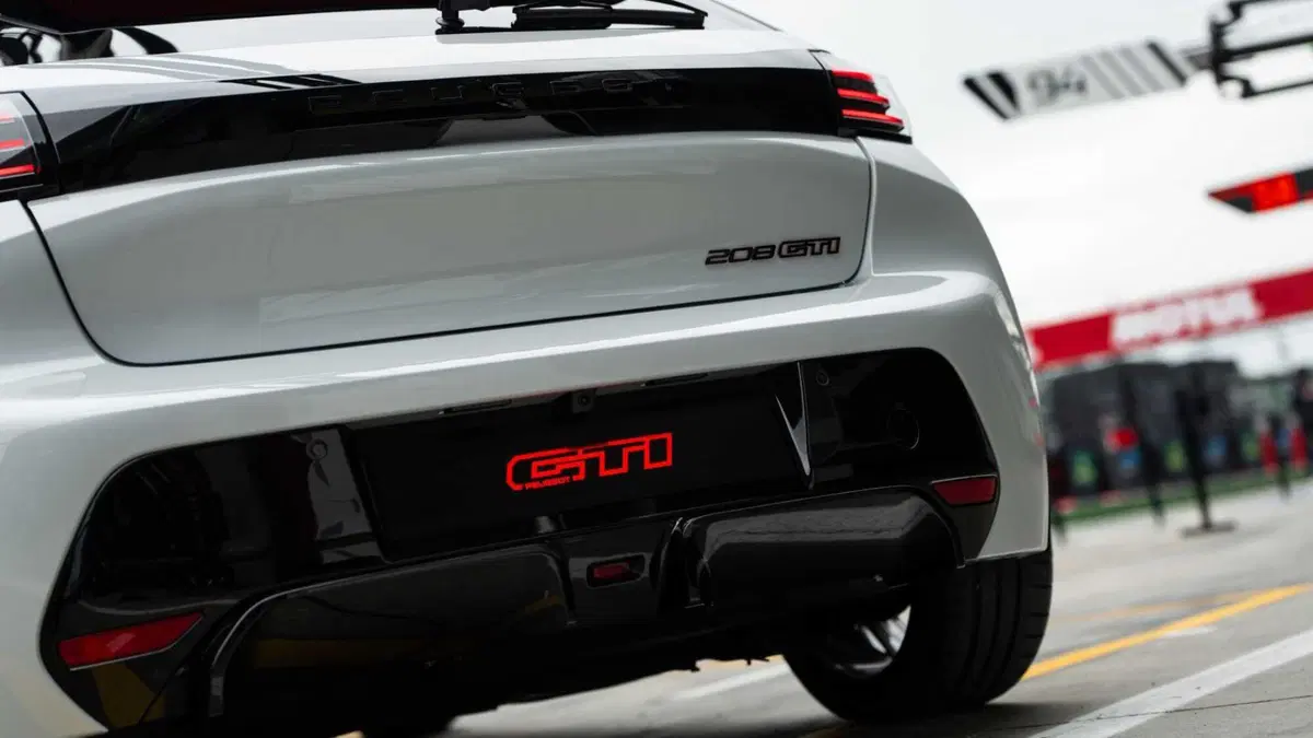 Peugeot 208 GTi (8)
