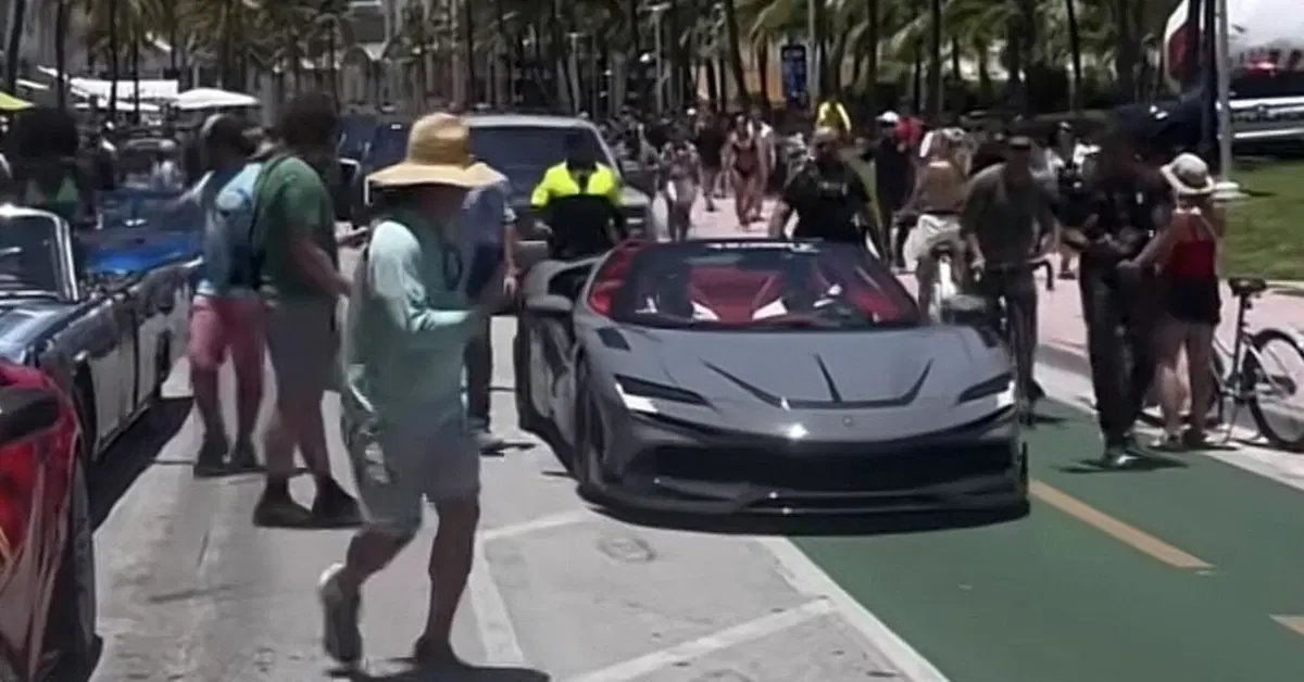 Ronaldinho avvistato con una Ferrari da oltre 1.000 CV: ma c&rsquo;&egrave; un dettaglio sorprendente