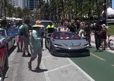 Ronaldinho avvistato con una Ferrari da oltre 1.000 CV: ma c’è un dettaglio sorprendente