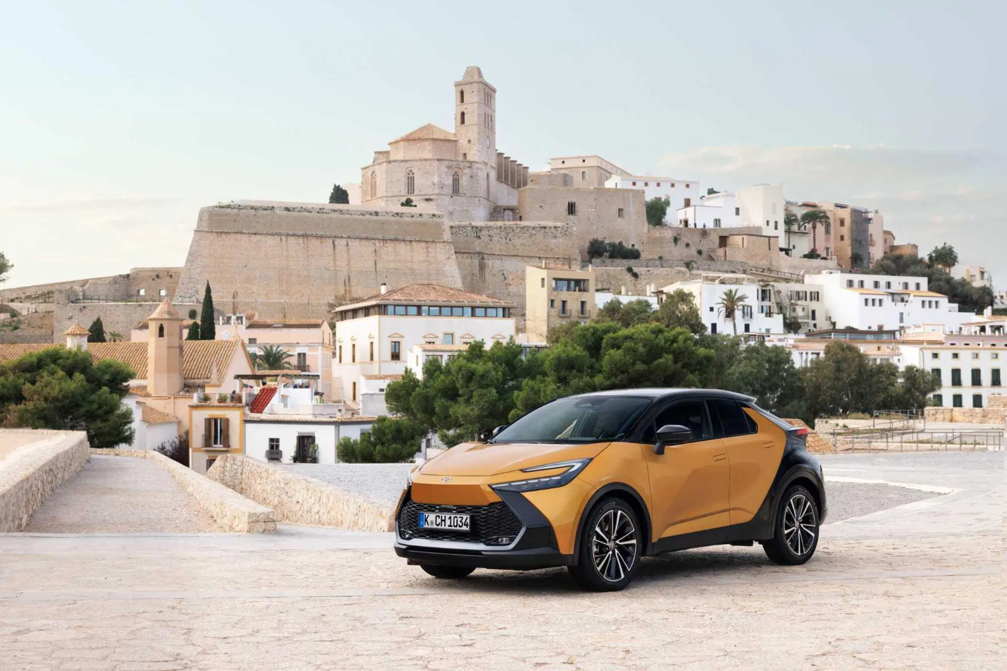 Toyota C-HR Full Hybrid in promozione: il coup&eacute; SUV ibrido scende a 30.950 euro con il Bonus Toyota