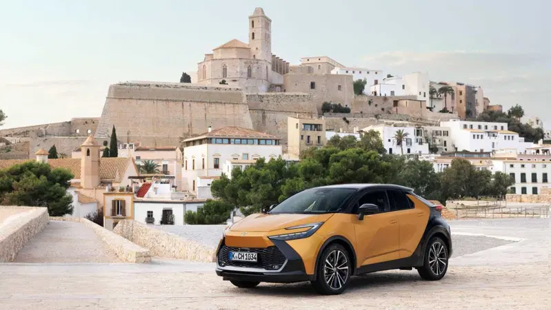 Toyota C-HR Full Hybrid in promozione: il coup&eacute; SUV ibrido scende a 30.950 euro con il Bonus Toyota