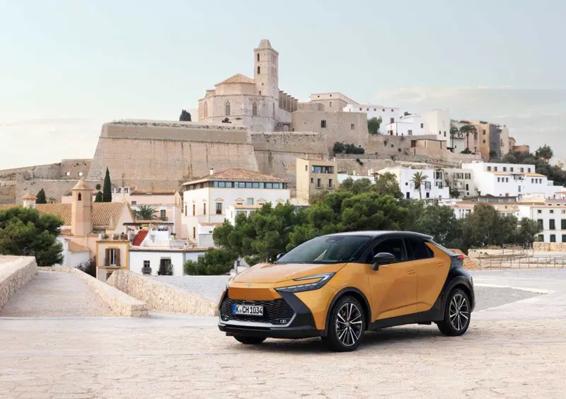 Toyota C-HR Full Hybrid in promozione: il coup&eacute; SUV ibrido scende a 30.950 euro con il Bonus Toyota