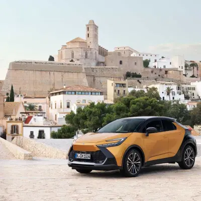 Toyota C-HR Full Hybrid in promozione: il coupé SUV ibrido scende a 30.950 euro con il Bonus Toyota