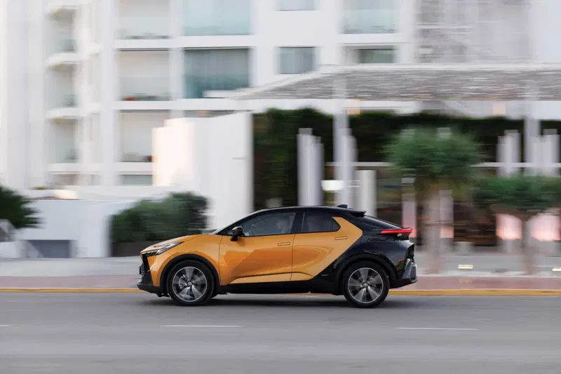 Toyota CH-R di profilo