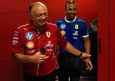 F1. “Ho dovuto chiedere cambi profondi”, “Io ho zero meriti, ha fatto tutto lui”: il patto segreto tra Hamilton e Vasseur che ha riacceso la Ferrari