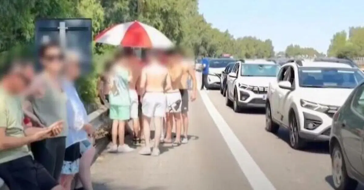 A19 nel caos: automobilisti aprono gli ombrelloni in autostrada dopo ore di coda sotto il sole