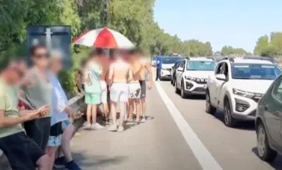A19 nel caos: automobilisti aprono gli ombrelloni in autostrada dopo ore di coda sotto il sole