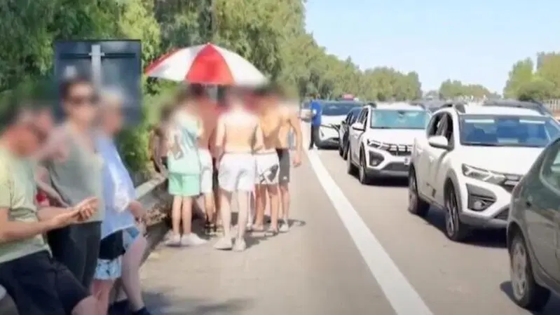 A19 nel caos: automobilisti aprono gli ombrelloni in autostrada dopo ore di coda sotto il sole
