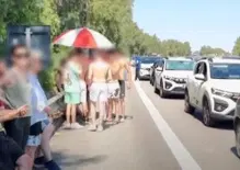 A19 nel caos: automobilisti aprono gli ombrelloni in autostrada dopo ore di coda sotto il sole
