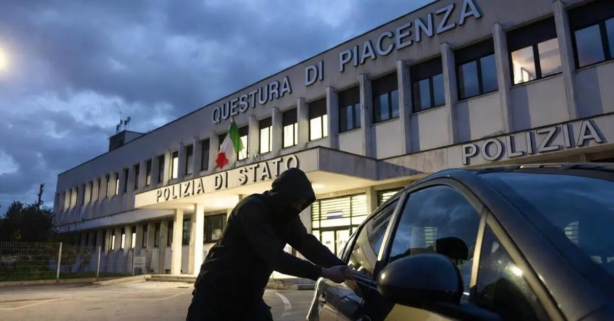Tentano di rubare un'auto in pieno giorno, ma scelgono il parcheggio peggiore d'Italia: arrestati