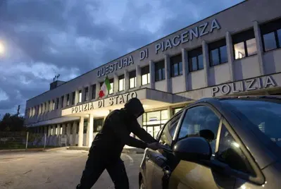 Tentano di rubare un'auto in pieno giorno, ma scelgono il parcheggio peggiore d'Italia: arrestati