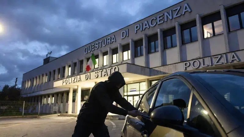 Tentano di rubare un'auto in pieno giorno, ma scelgono il parcheggio peggiore d'Italia: arrestati