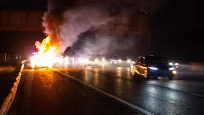 Incendi auto elettriche: la svolta arriva dal vetro riciclato, ecco come spegne le fiamme delle batterie