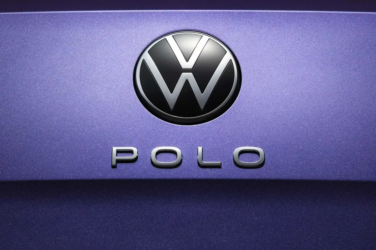 Volkswagen Polo Young, la compatta di Wolfsburg scende sotto i 19.000 euro: ecco cosa cambia davvero (6)