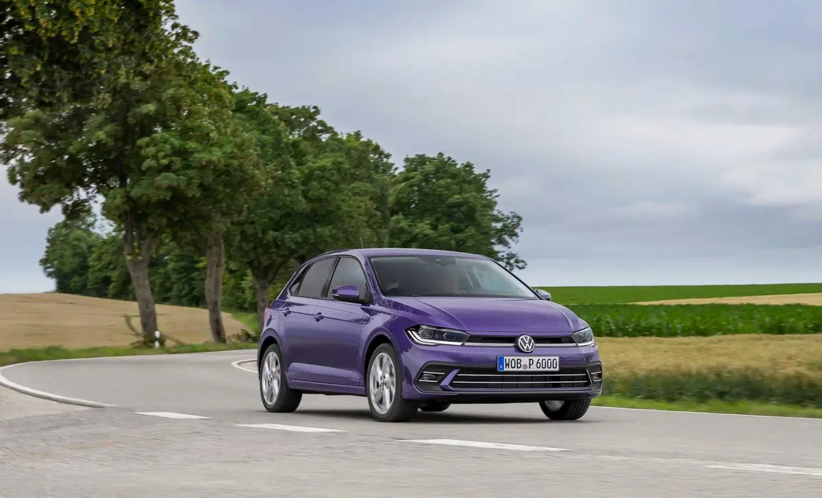 Volkswagen Polo Young, la compatta di Wolfsburg scende sotto i 19.000 euro: ecco cosa cambia davvero (7)