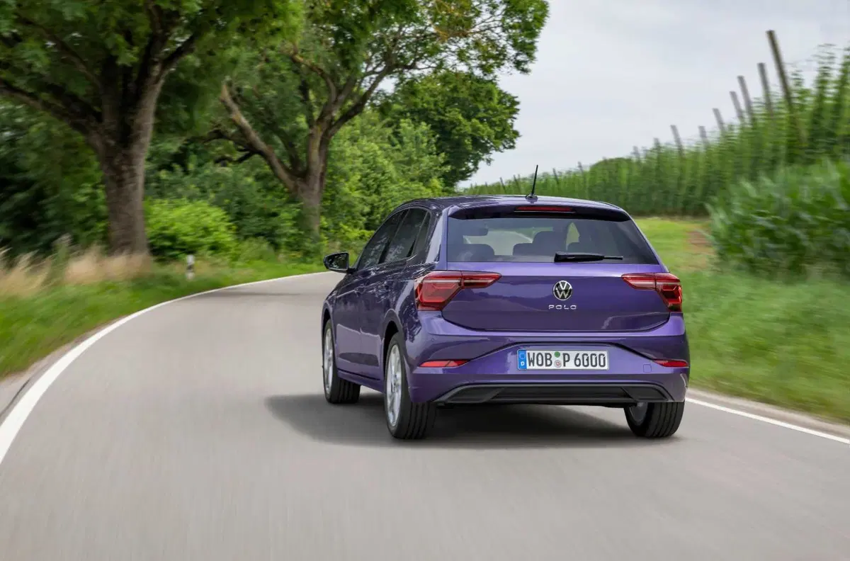 Volkswagen Polo Young, la compatta di Wolfsburg scende sotto i 19.000 euro: ecco cosa cambia davvero (8)