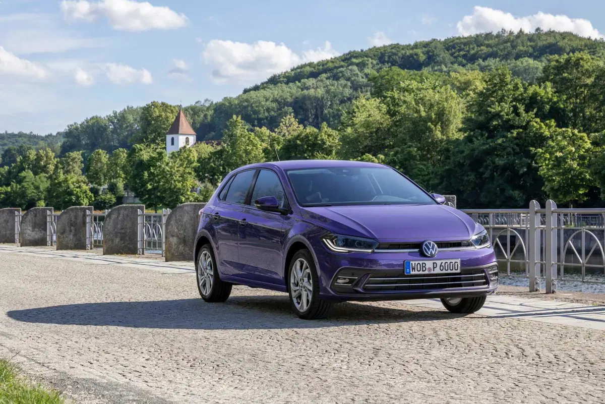 Volkswagen Polo Young, la compatta di Wolfsburg scende sotto i 19.000 euro: ecco cosa cambia davvero (11)