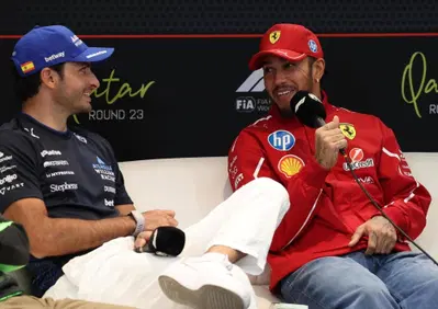 F1. Senza queste regole...: la verità di Sainz sul trionfo di Hamilton con la Ferrari a Barcellona