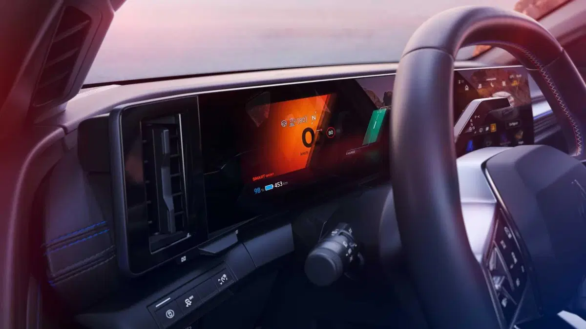 Renault Megane E-Tech Electric si rifà il trucco: nuova batteria, più autonomia e Gemini a bordo (2)