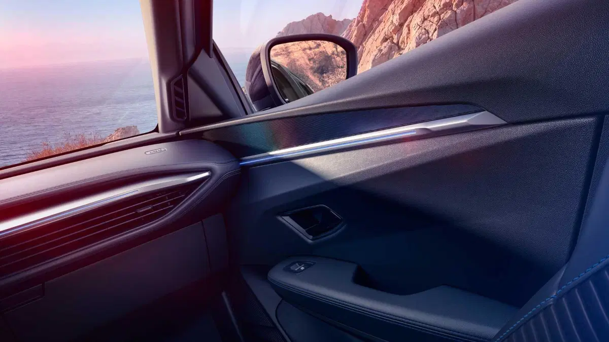 Renault Megane E-Tech Electric si rifà il trucco: nuova batteria, più autonomia e Gemini a bordo (3)