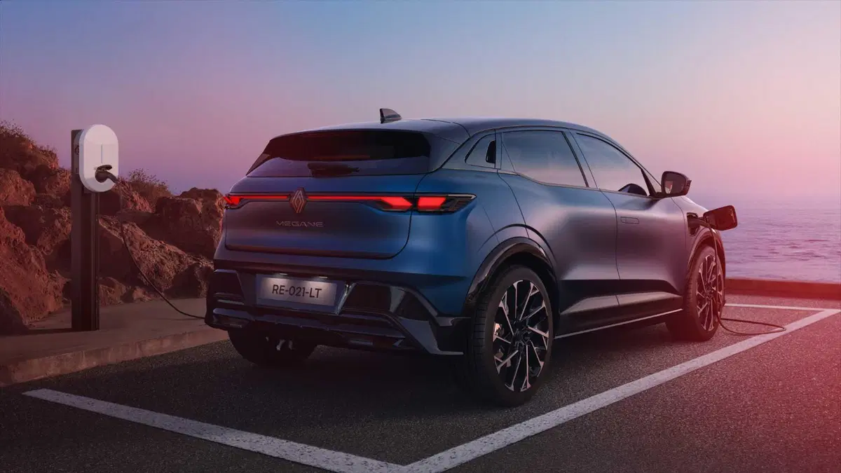 Renault Megane E-Tech Electric si rifà il trucco: nuova batteria, più autonomia e Gemini a bordo (4)