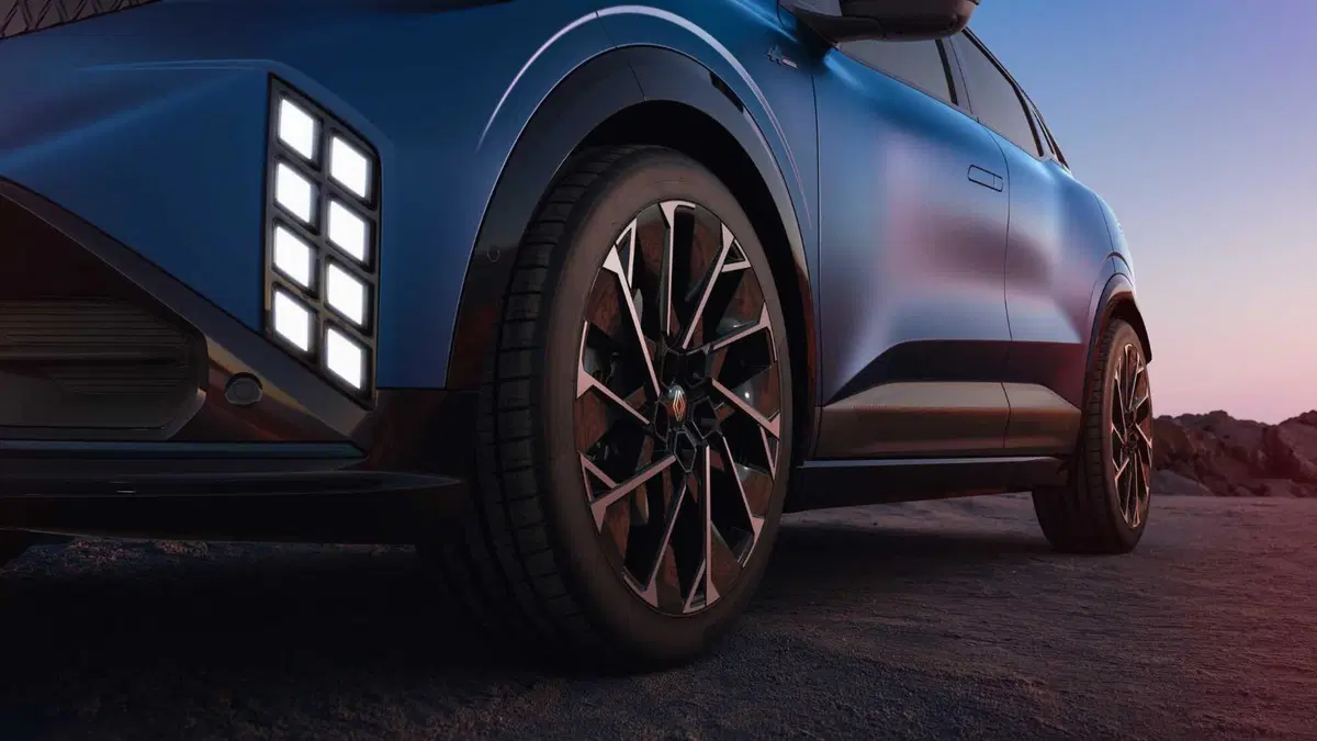 Renault Megane E-Tech Electric si rifà il trucco: nuova batteria, più autonomia e Gemini a bordo (5)