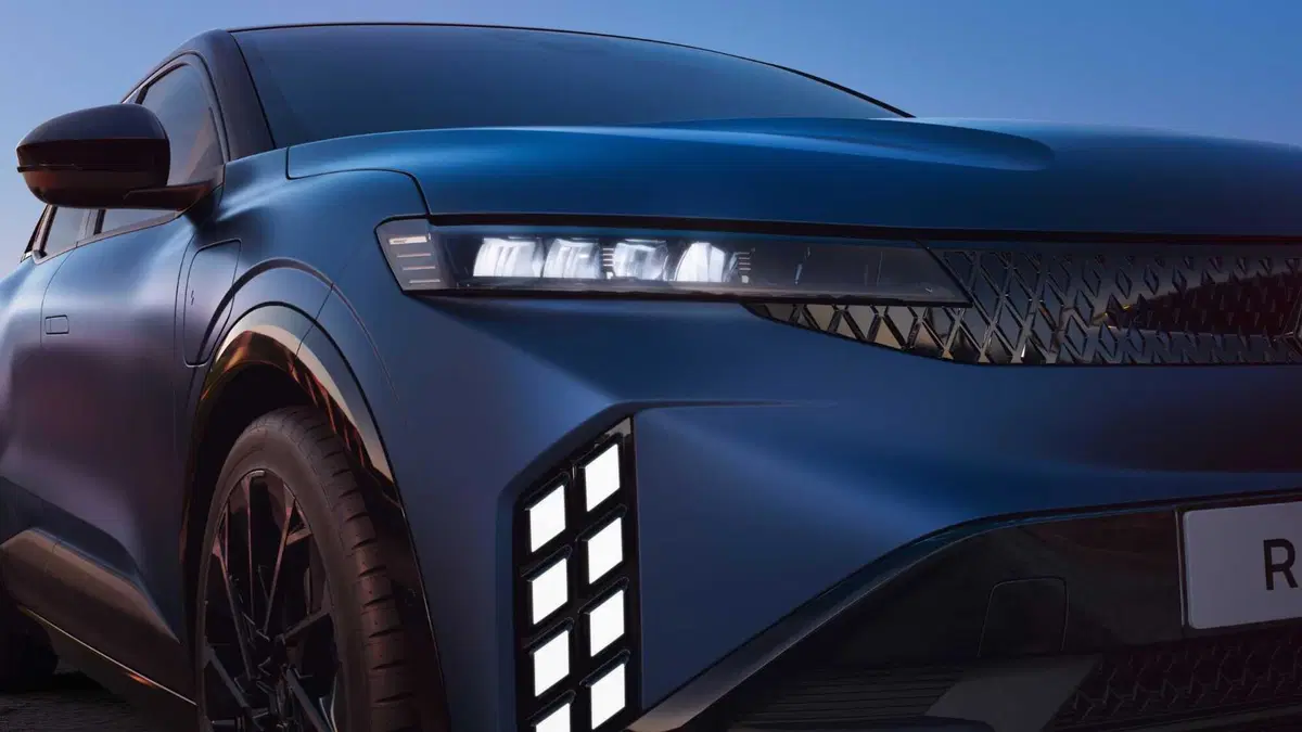 Renault Megane E-Tech Electric si rifà il trucco: nuova batteria, più autonomia e Gemini a bordo (7)