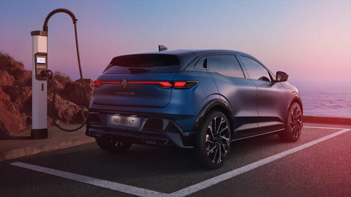 Renault Megane E-Tech Electric si rifà il trucco: nuova batteria, più autonomia e Gemini a bordo (9)
