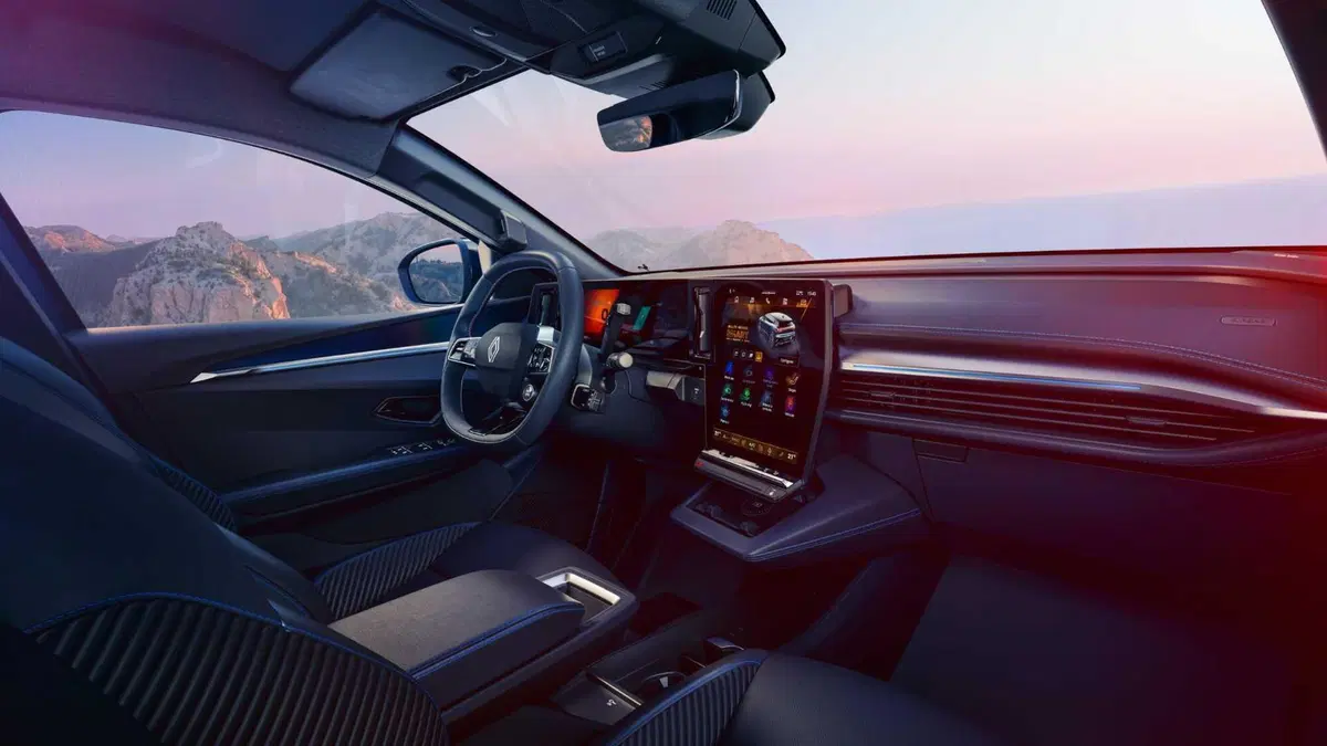 Renault Megane E-Tech Electric si rifà il trucco: nuova batteria, più autonomia e Gemini a bordo (11)