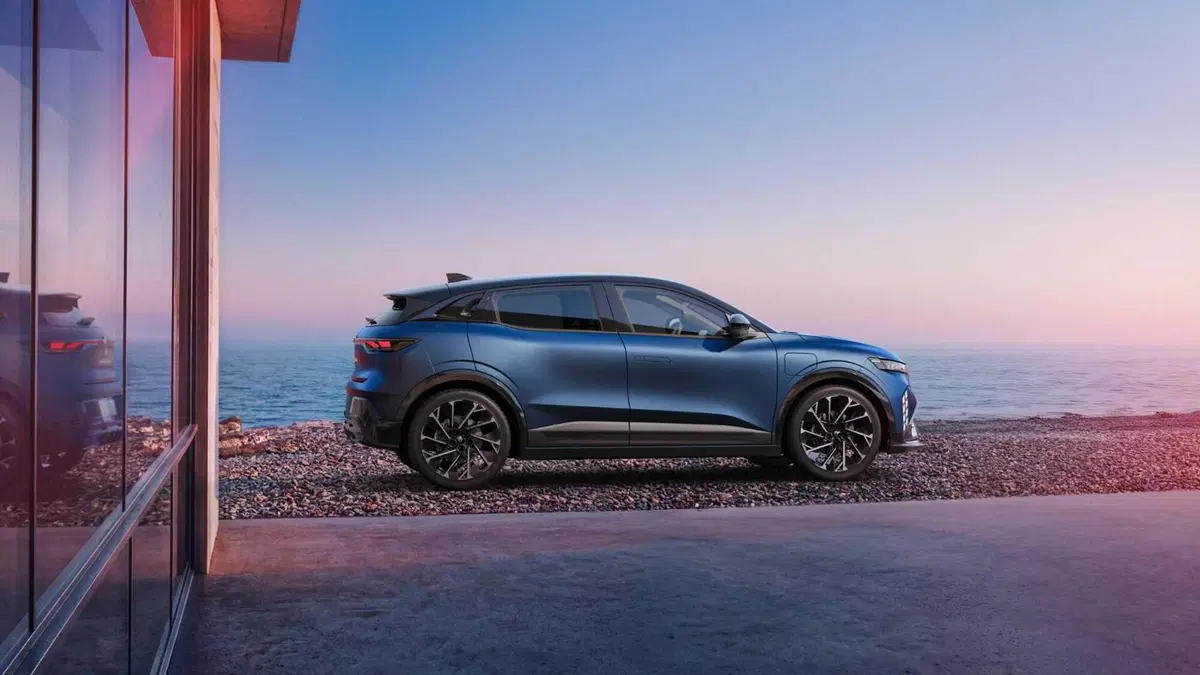 Renault Megane E-Tech Electric si rifà il trucco: nuova batteria, più autonomia e Gemini a bordo (12)