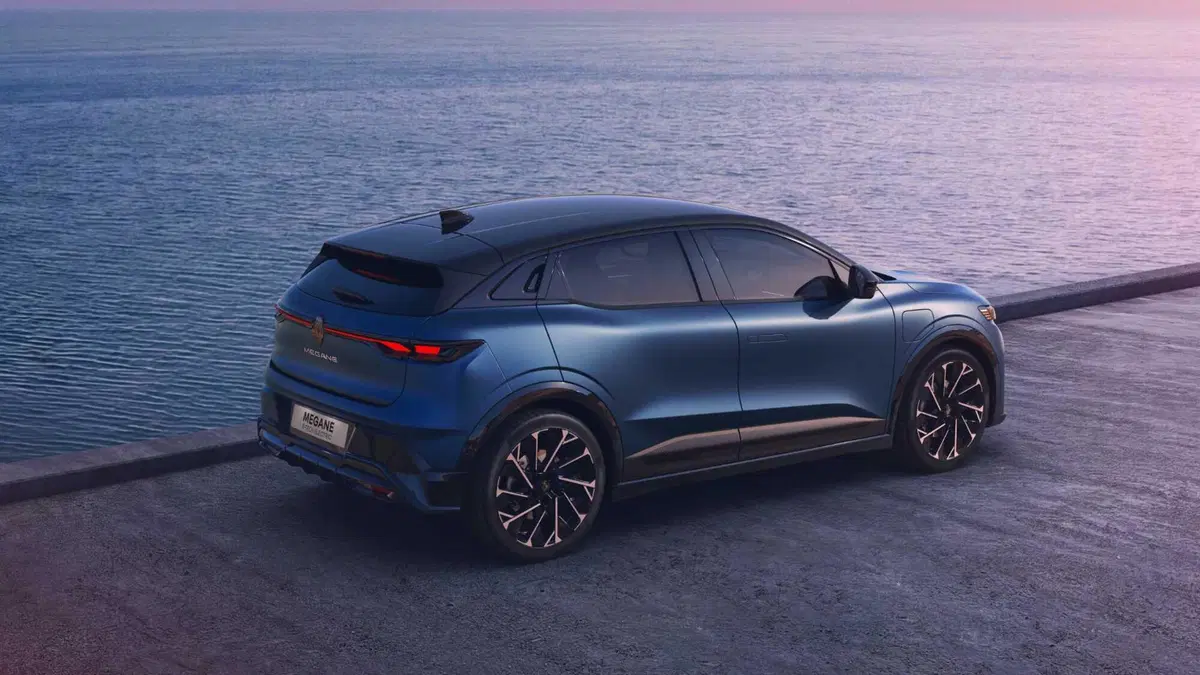 Renault Megane E-Tech Electric si rifà il trucco: nuova batteria, più autonomia e Gemini a bordo (13)