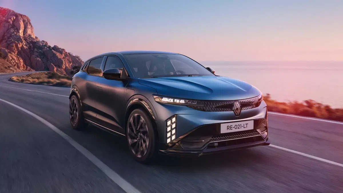 Renault Megane E-Tech Electric si rifà il trucco: nuova batteria, più autonomia e Gemini a bordo (14)