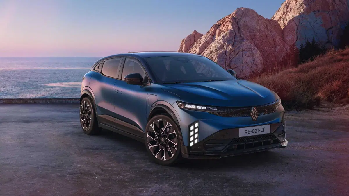 Renault Megane E-Tech Electric si rifà il trucco: nuova batteria, più autonomia e Gemini a bordo (15)