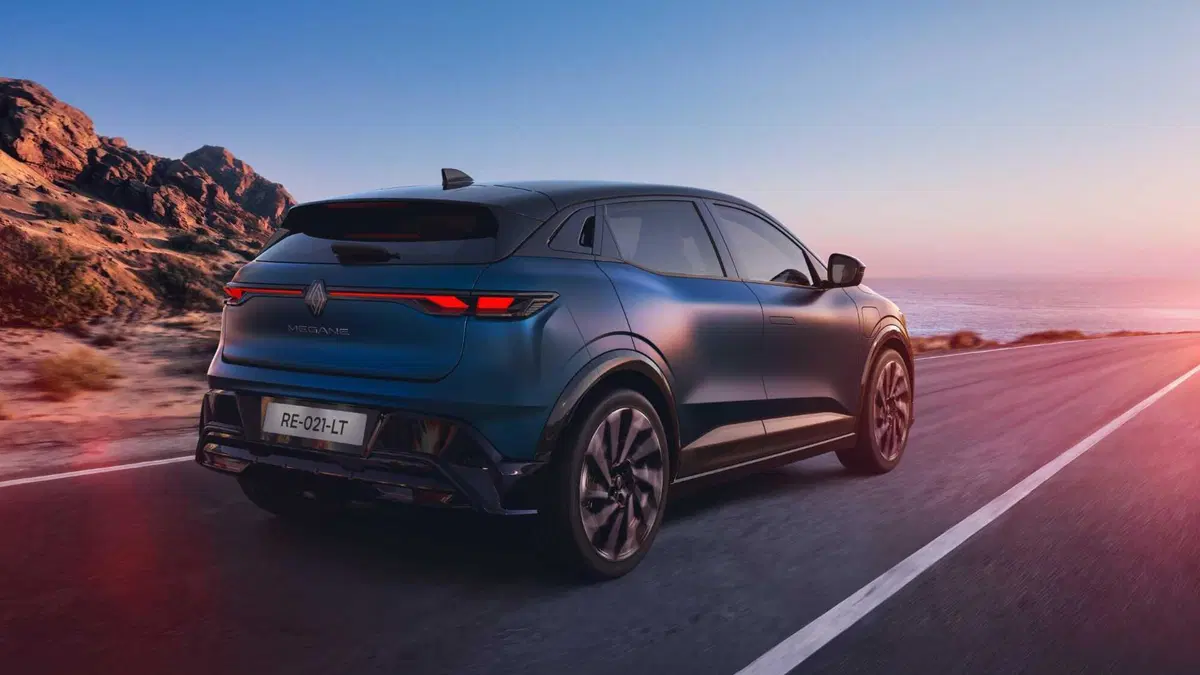 Renault Megane E-Tech Electric si rifà il trucco: nuova batteria, più autonomia e Gemini a bordo (16)
