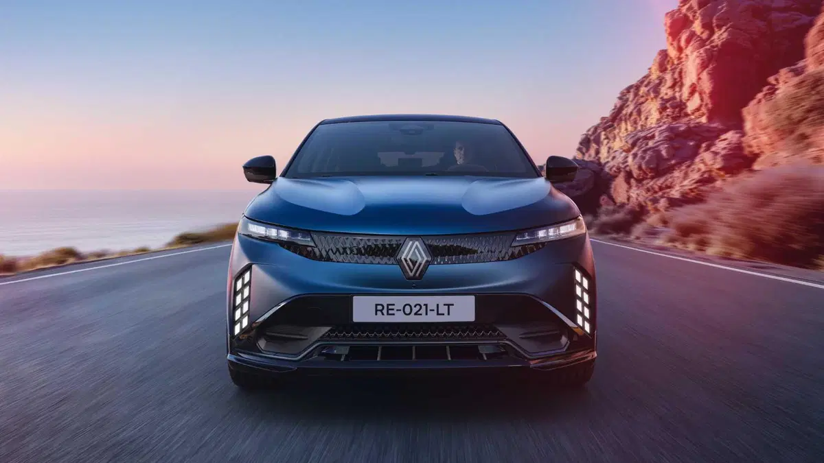 Renault Megane E-Tech Electric si rifà il trucco: nuova batteria, più autonomia e Gemini a bordo (17)
