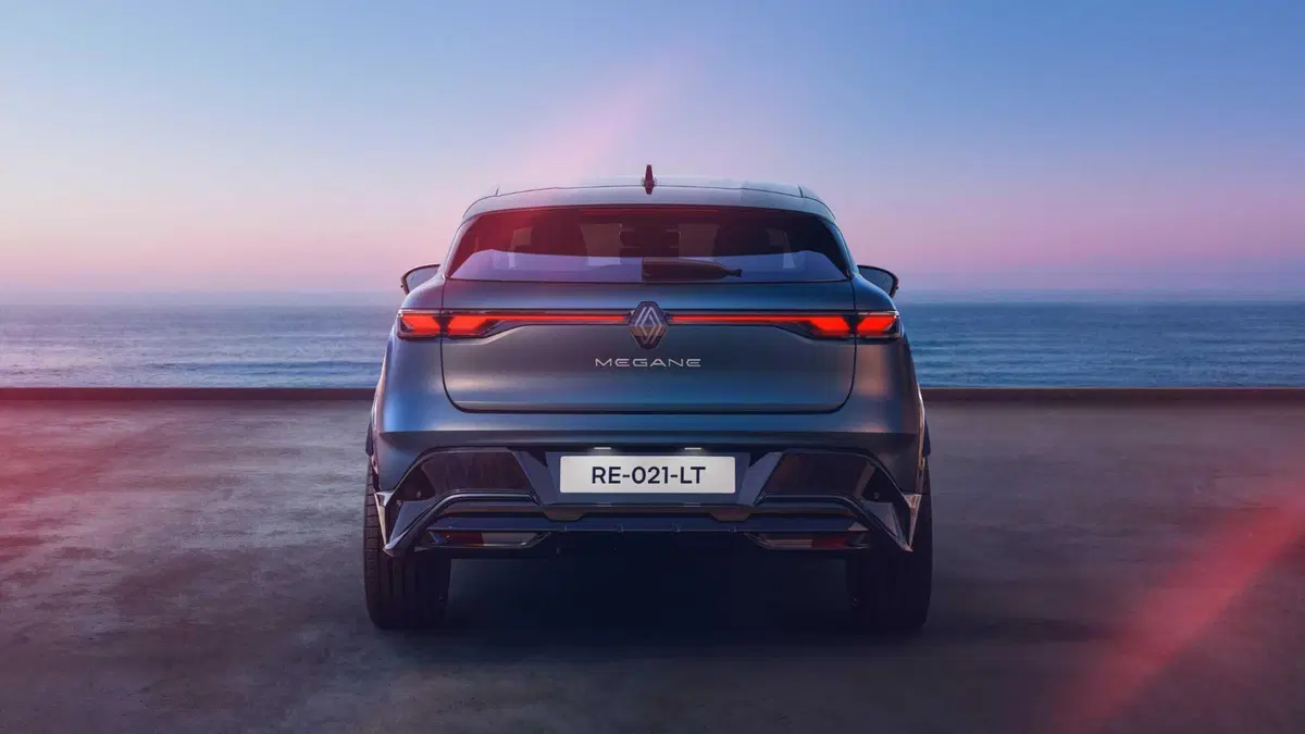 Renault Megane E-Tech Electric si rifà il trucco: nuova batteria, più autonomia e Gemini a bordo (18)