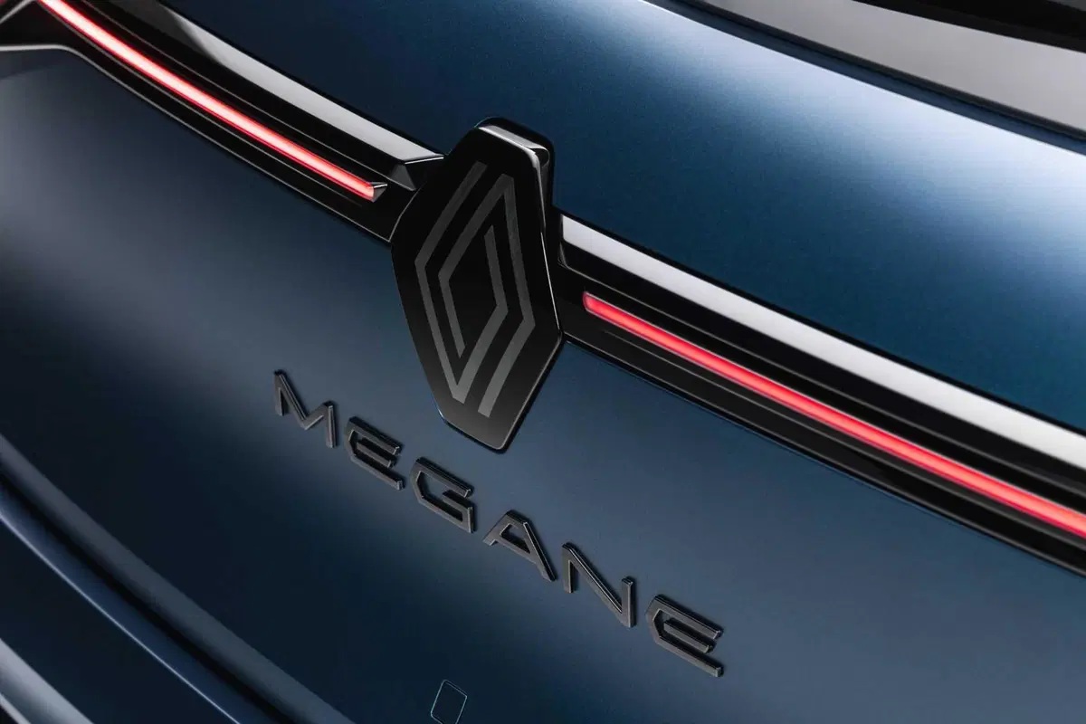 Renault Megane E-Tech Electric si rifà il trucco: nuova batteria, più autonomia e Gemini a bordo (20)