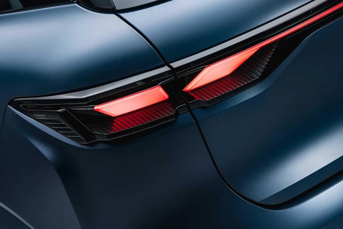Renault Megane E-Tech Electric si rifà il trucco: nuova batteria, più autonomia e Gemini a bordo (21)