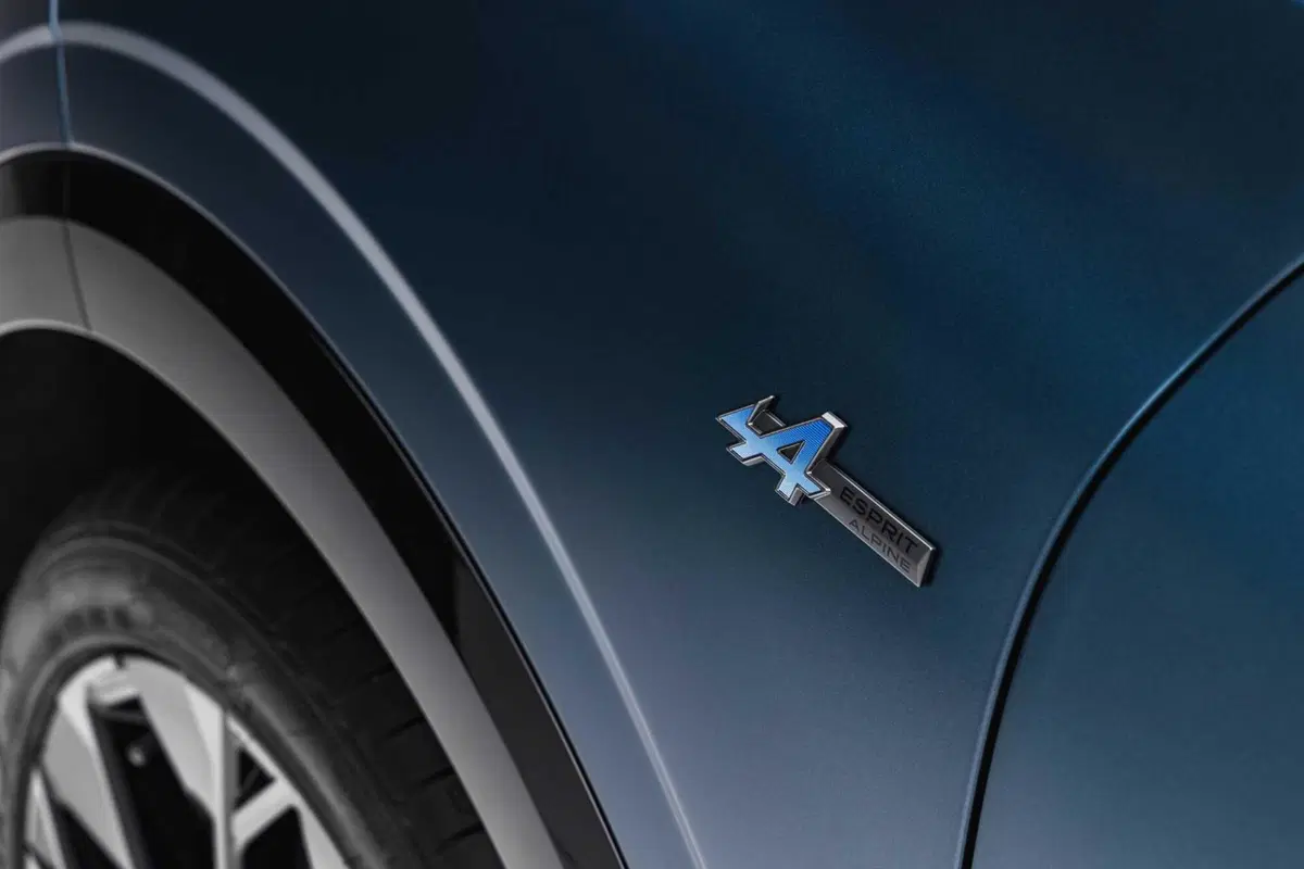 Renault Megane E-Tech Electric si rifà il trucco: nuova batteria, più autonomia e Gemini a bordo (23)
