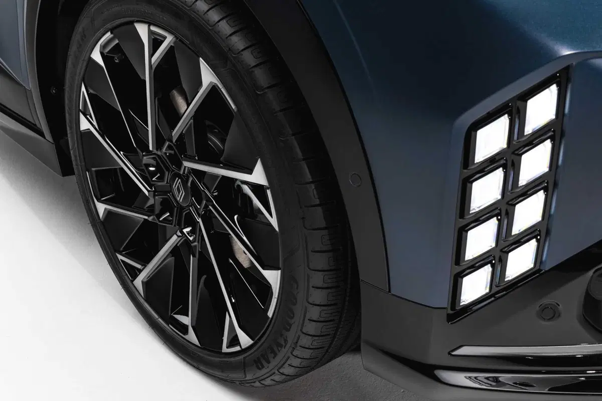 Renault Megane E-Tech Electric si rifà il trucco: nuova batteria, più autonomia e Gemini a bordo (24)