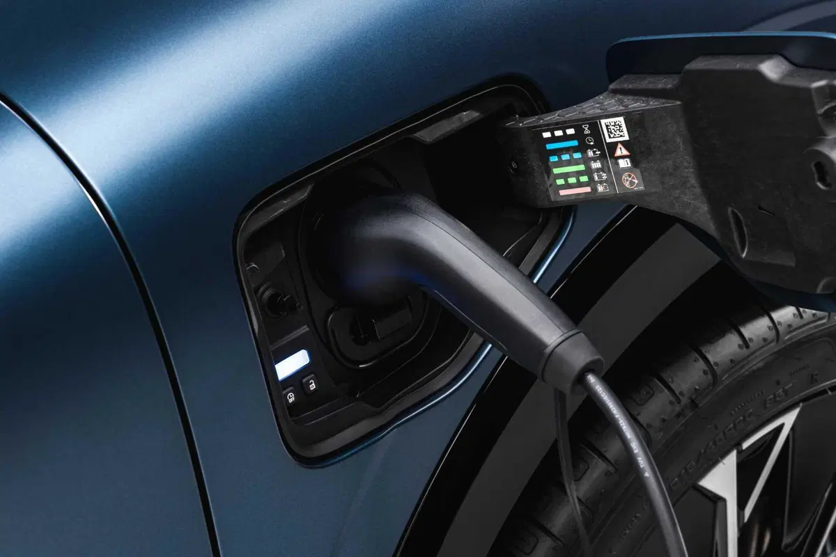 Renault Megane E-Tech Electric si rifà il trucco: nuova batteria, più autonomia e Gemini a bordo (26)