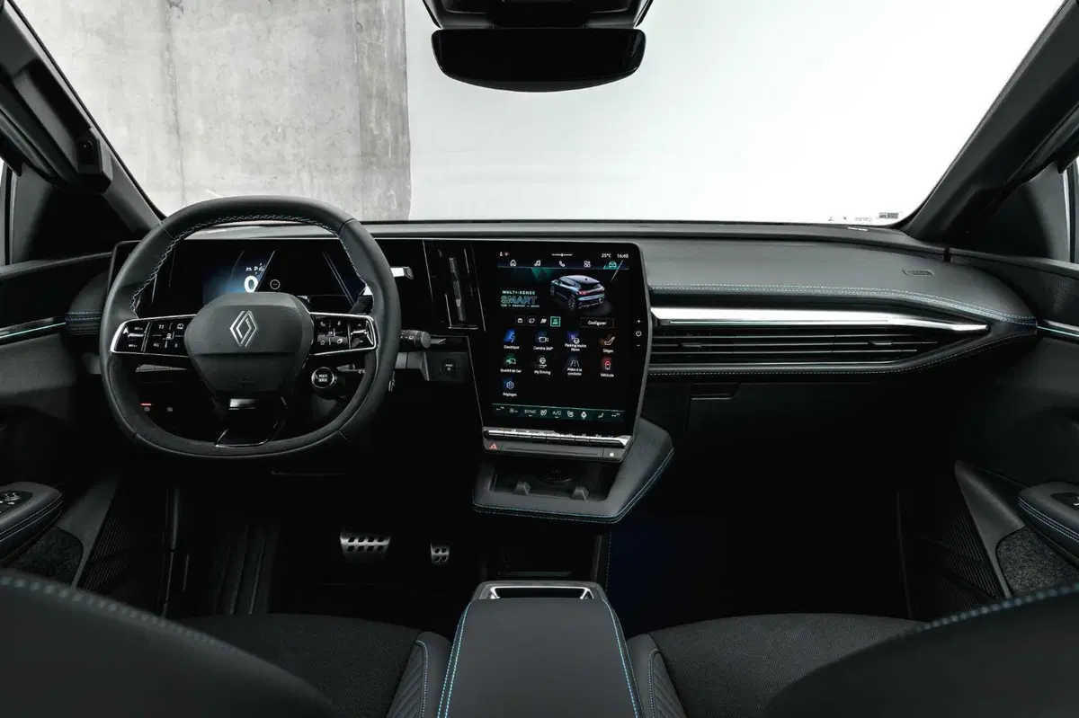 Renault Megane E-Tech Electric si rifà il trucco: nuova batteria, più autonomia e Gemini a bordo (31)