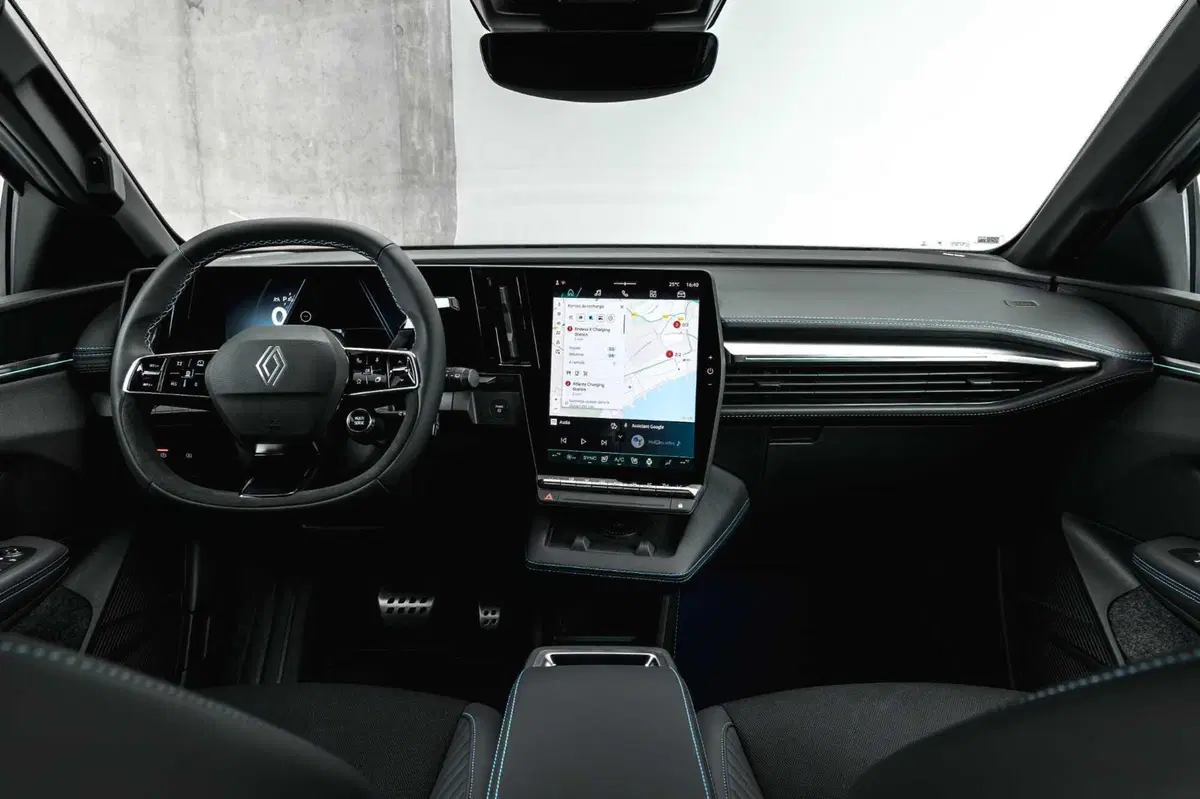 Renault Megane E-Tech Electric si rifà il trucco: nuova batteria, più autonomia e Gemini a bordo (33)