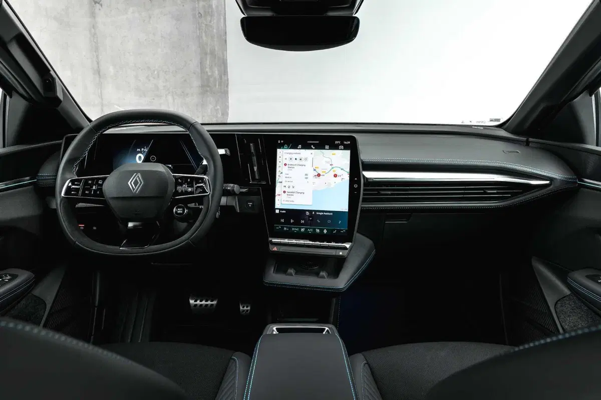 Renault Megane E-Tech Electric si rifà il trucco: nuova batteria, più autonomia e Gemini a bordo (35)